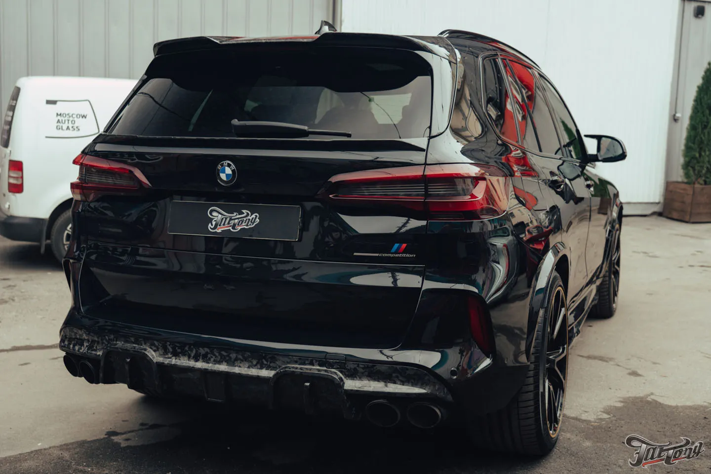 Установка сабвуферного звена и доработка акустической системы на BMW X5 M Competition